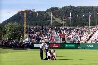 Deux activistes de Renovate Switzerland ont interrompu l'open de golf de Crans Montana